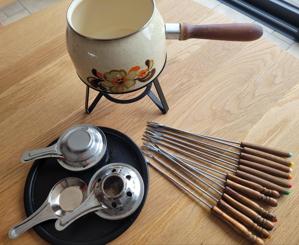 Vintage fonduepan met spiritus brander en fonduevorken, Overige materialen, Overige merken, Ophalen, Beige