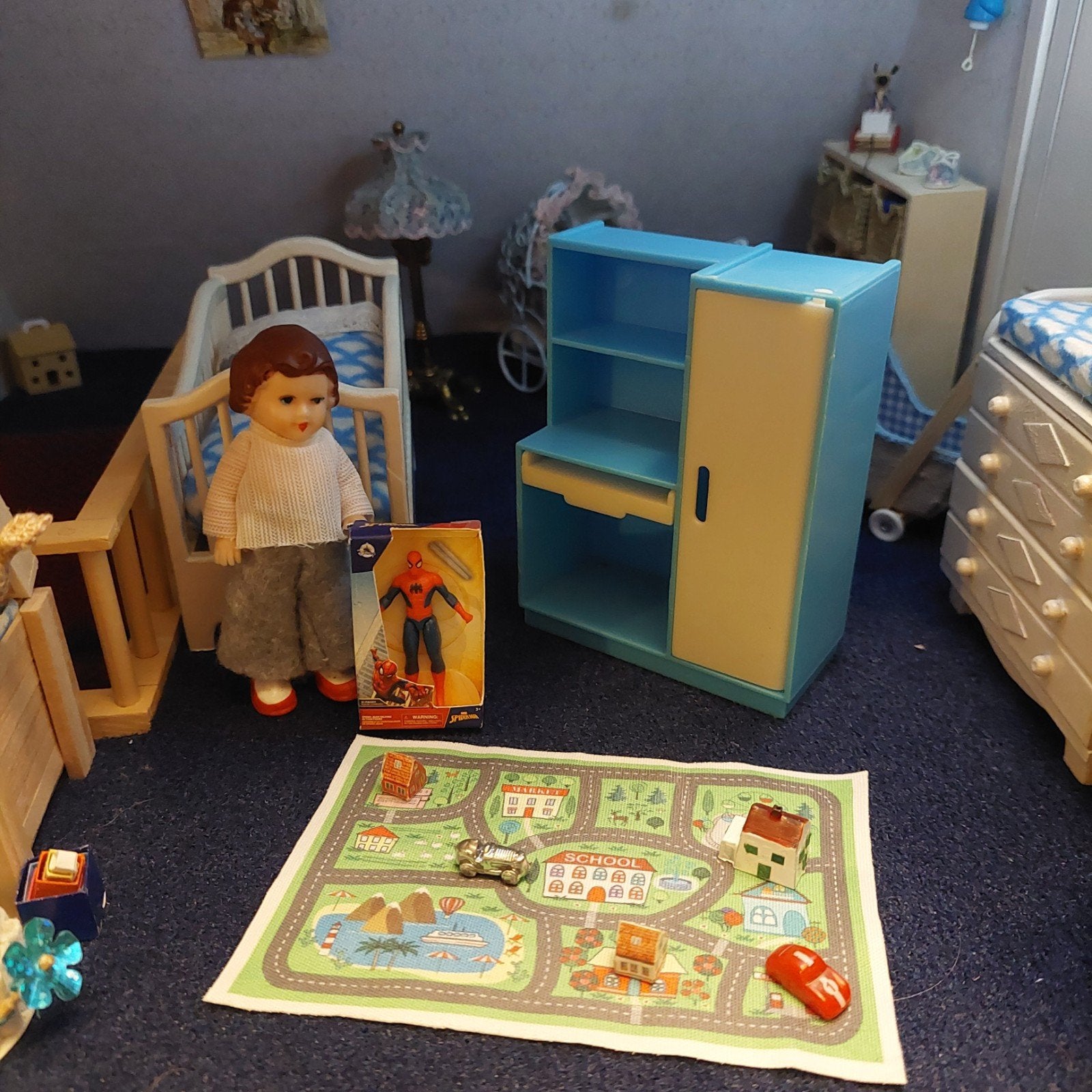 lichtblauwe kinderkamer kast, kleiner dan 1 op 12, Ophalen of Verzenden, Poppenhuis