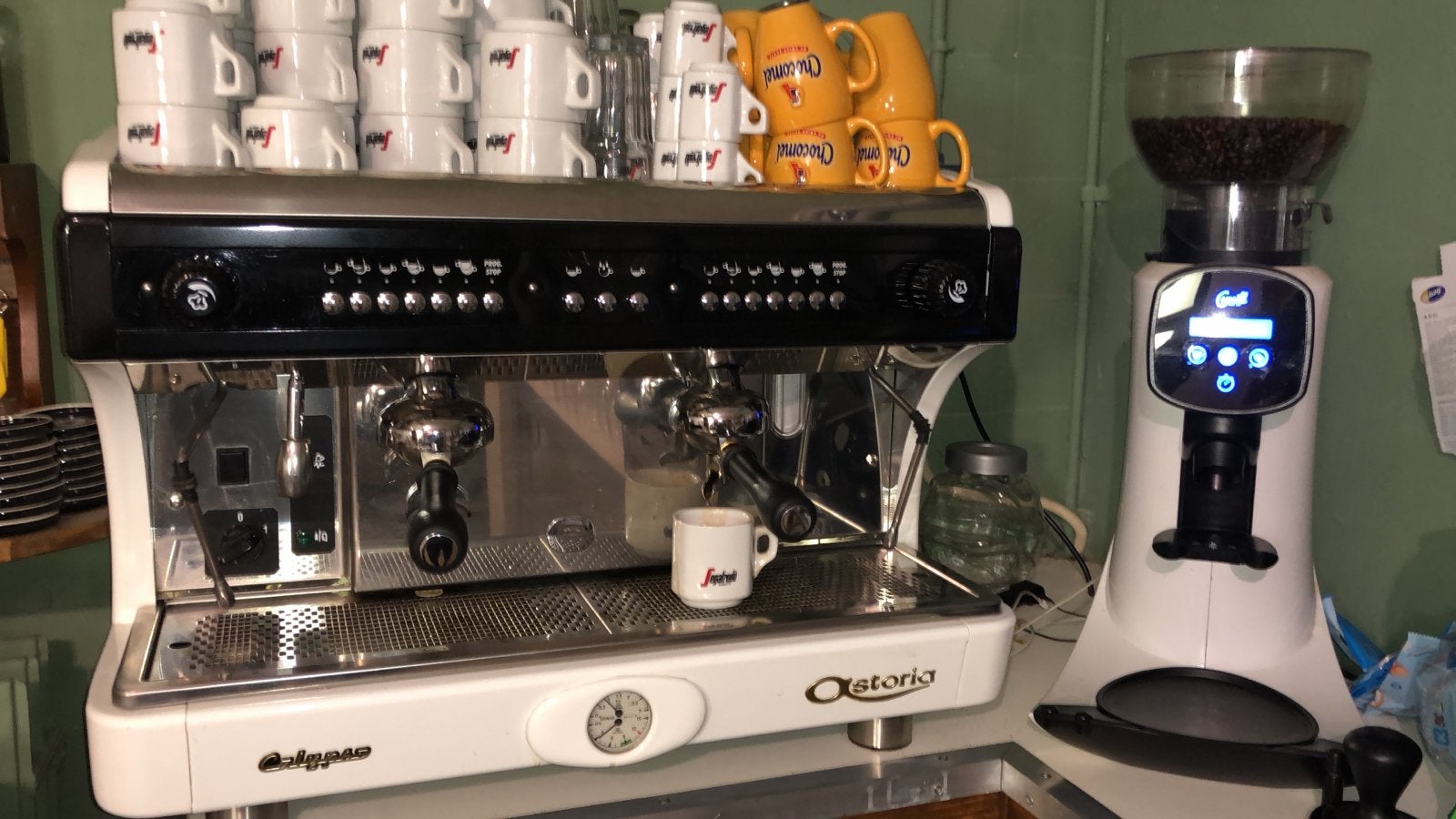 Astoria Espresso Machine met 2 Cunill Koffiemolens, Stoompijpje, Gebruikt, Espresso apparaat, 10 kopjes of meer