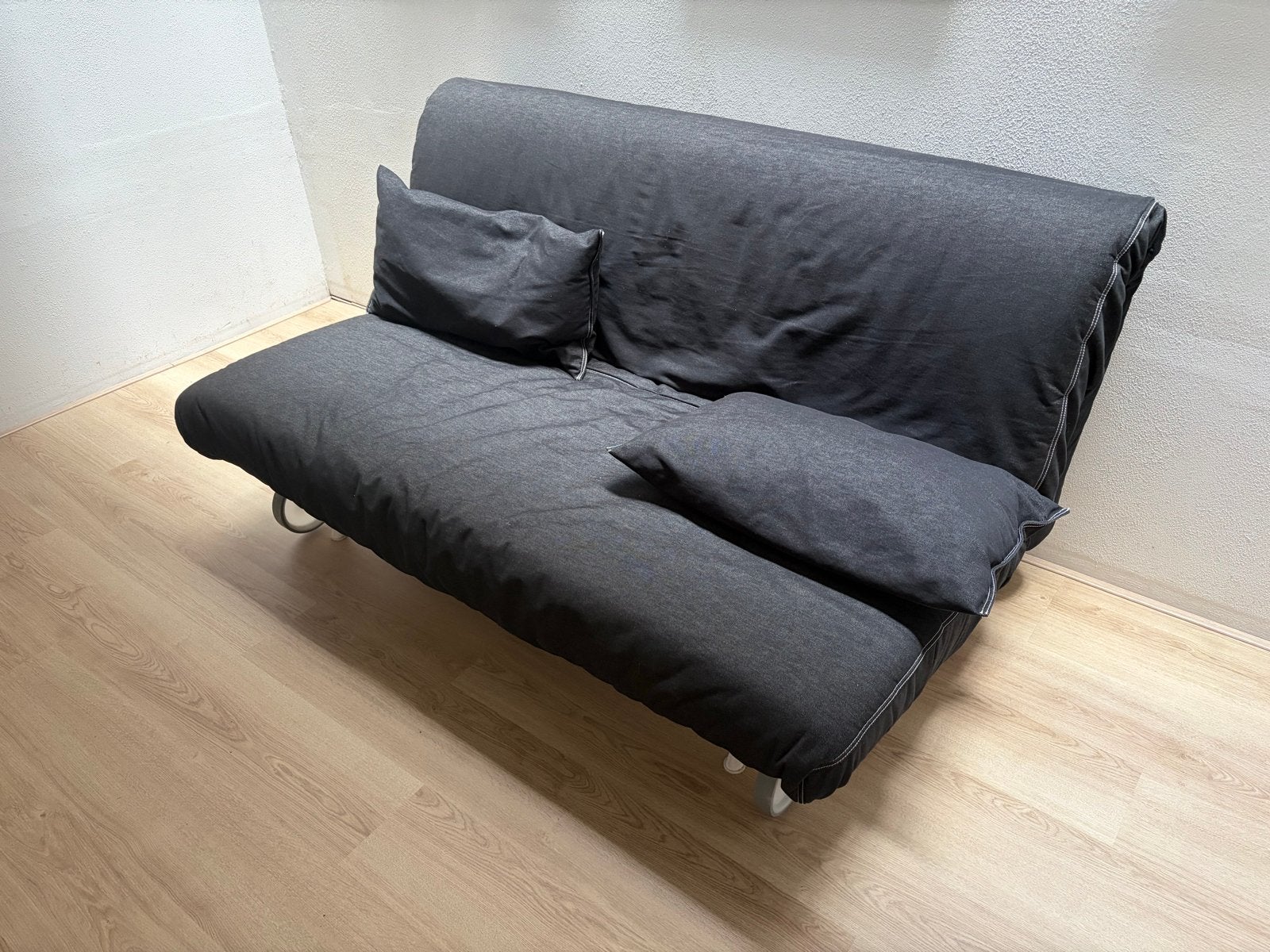 Donkergrijze slaapbank met kussens, Huis en Inrichting, Ophalen, Gebruikt, Tweepersoons, 120 cm