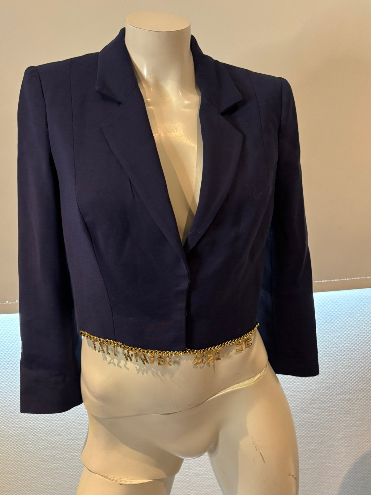 Elisabetta franchi jasje met ketting en bedeltjes.it 40  s, Kleding | Dames, Jasjes, Kostuums en Pakken, Blauw, Ophalen of Verzenden