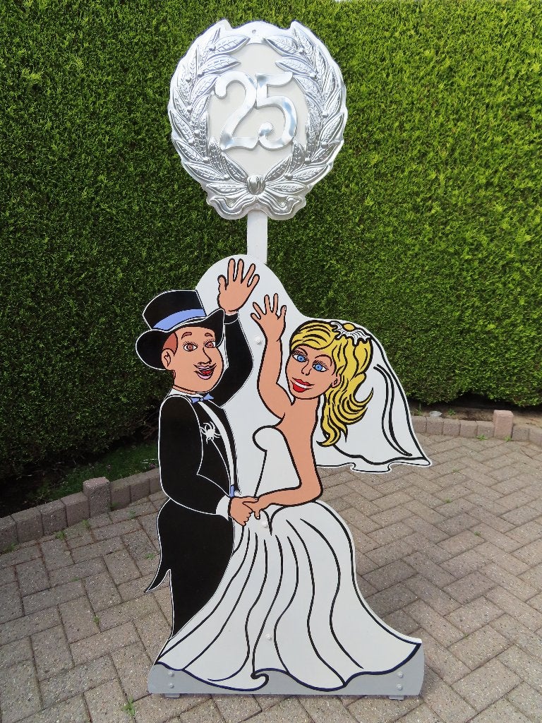 25 jaar getrouwd feestbord en zilverkleurig schild 25 of, Ophalen, Nieuw, Versiering, Overige