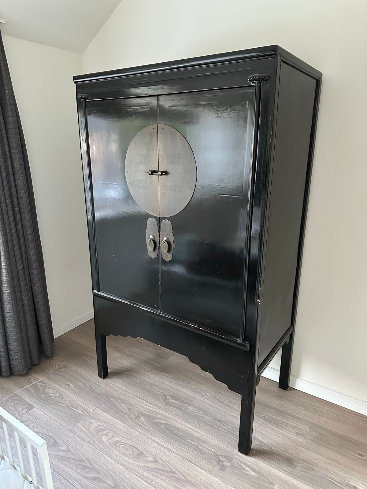 Zwarte Chinese kast met decoratieve handgrepen, Ophalen