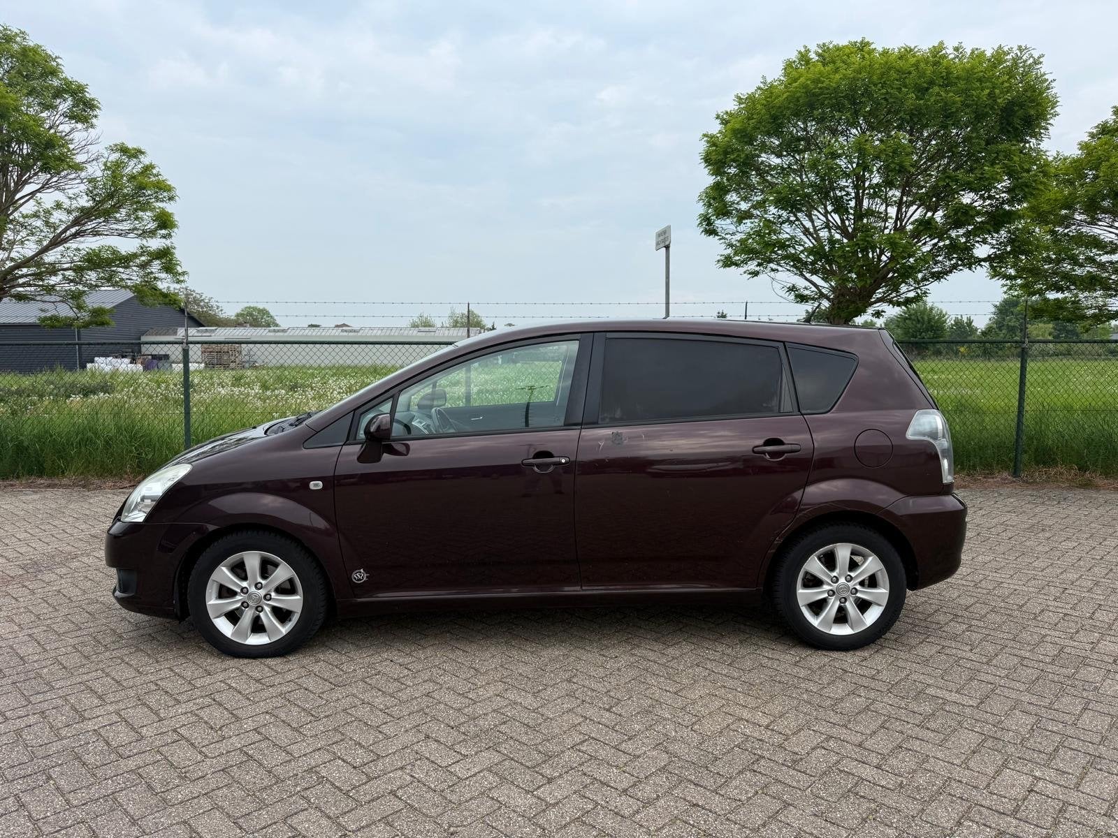Toyota Verso 2.2 D-4D Luna Weinig Km Uniek op Grijs kenteken, Auto's, Voorwielaandrijving, Gebruikt, 4 cilinders, Bruin