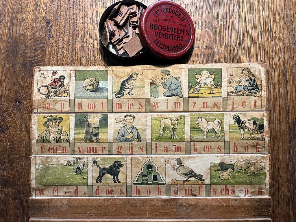 Antiek Hoogeveen's Leesplankje (ca. 1920) met letterdoos, Antiek en Kunst, Antiek | Speelgoed, Ophalen