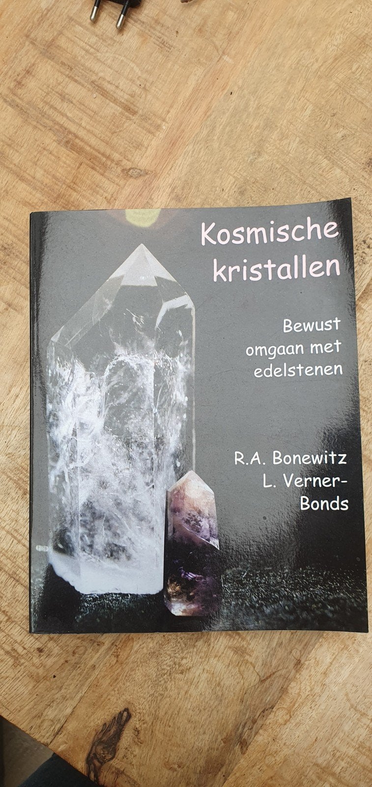 Kosmische Kristallen: Bewust omgaan met edelstenen, Achtergrond en Informatie, Diverse auteurs, Ophalen of Verzenden, Zo goed als nieuw