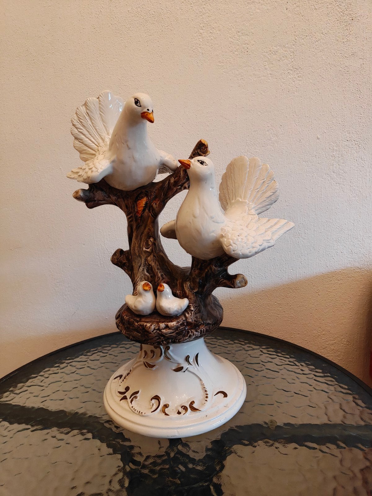 Decoratieve duivenbeeldjes op boomstam - 46 cm hoog, Ophalen, Gebruikt, Klassiek, Wit