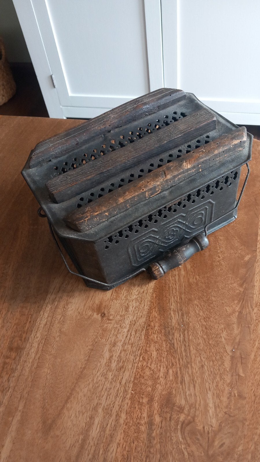 Antieke kolenbak/voetenstoof van gietijzer en hout, Ophalen of Verzenden