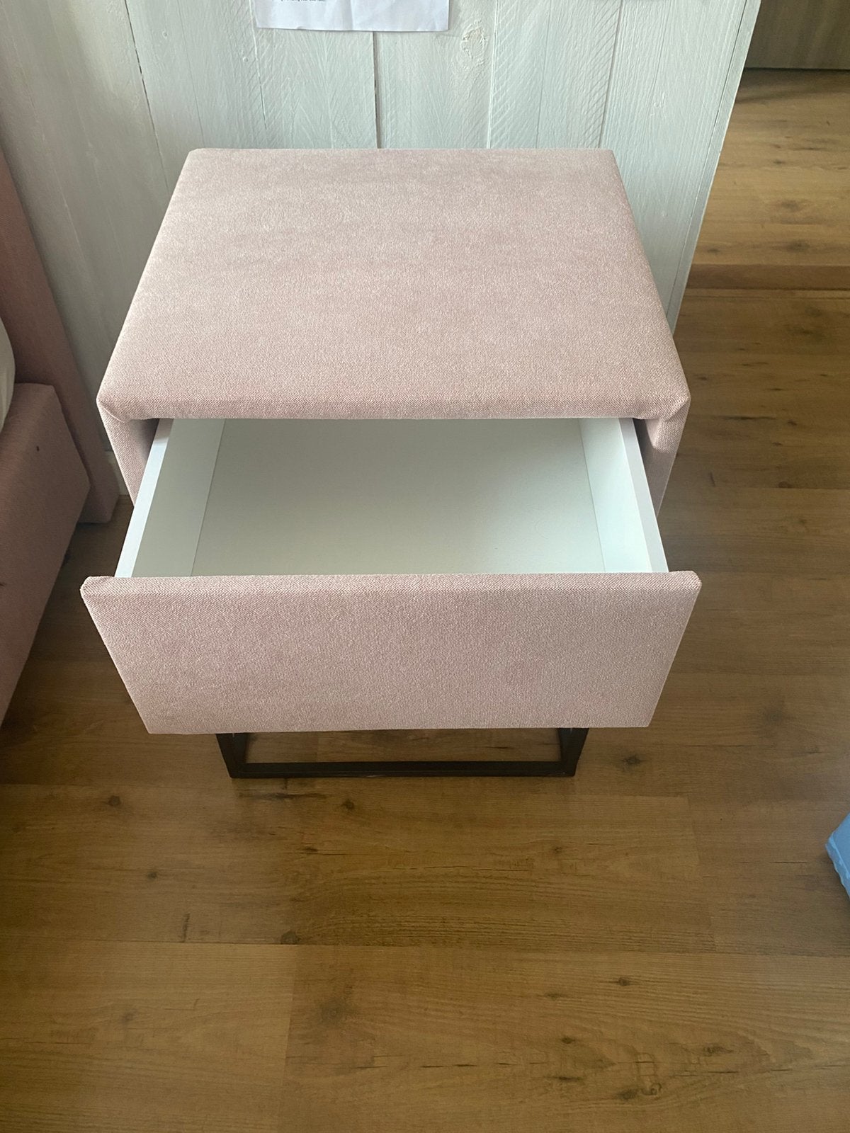 2 lichte roze nachtkastjes, Ophalen, Zo goed als nieuw, Minder dan 45 cm, Minder dan 55 cm