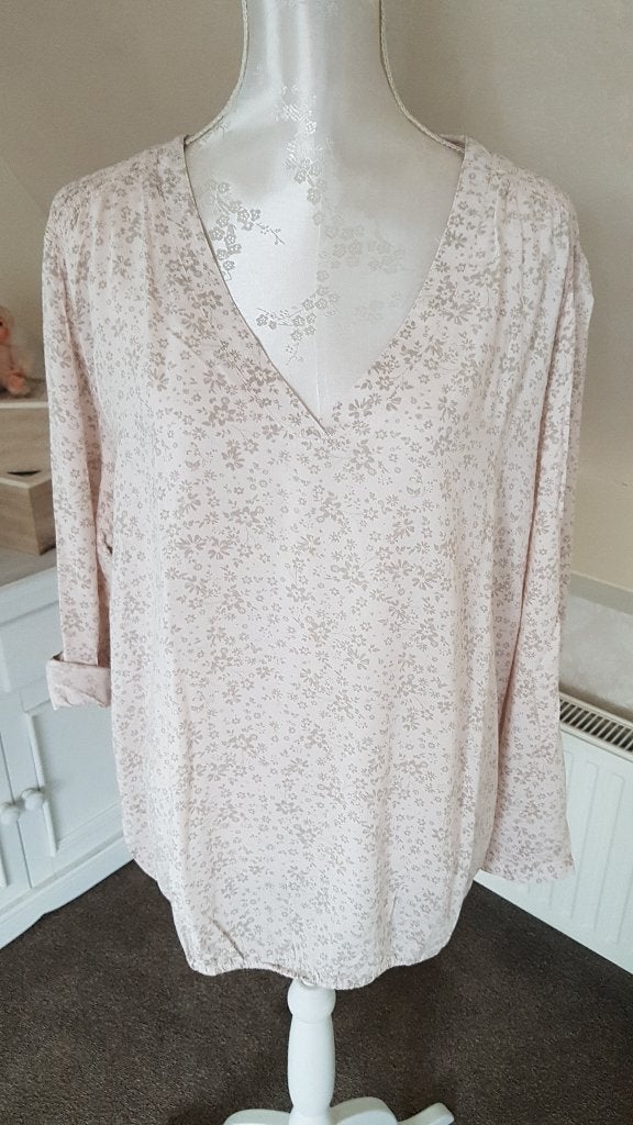 Lichtroze v-hals damesblouse met bloemetjes maat 48, Kleding | Dames, Blouses en Tunieken, Maat 46/48 (XL) of groter, Ophalen of Verzenden