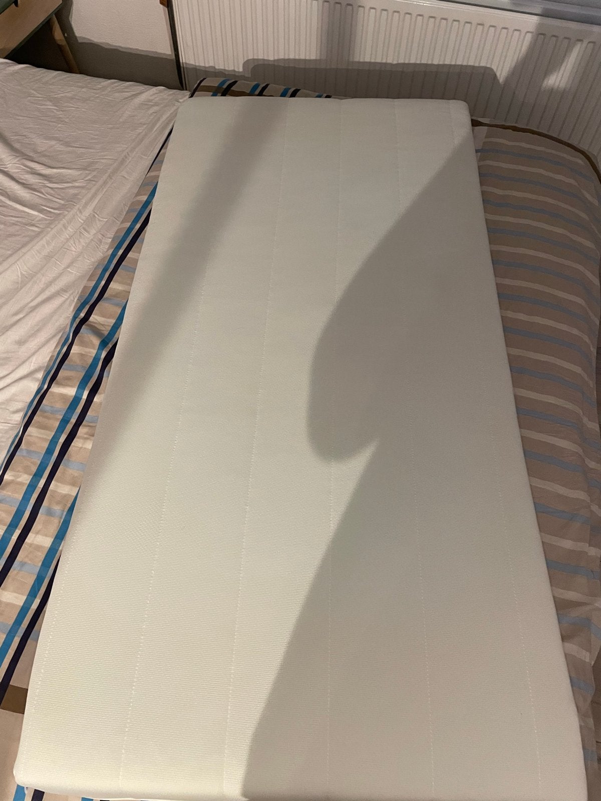 Wit babybedje met matras en lattenbodem, Ophalen, 70 tot 85 cm, 140 tot 160 cm, Zo goed als nieuw