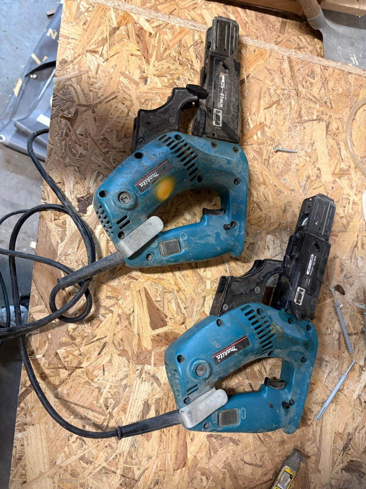 Makita 6833 Schroefmachine (2 stuks), Ophalen of Verzenden, Gebruikt, 400 tot 600 watt, Overige typen