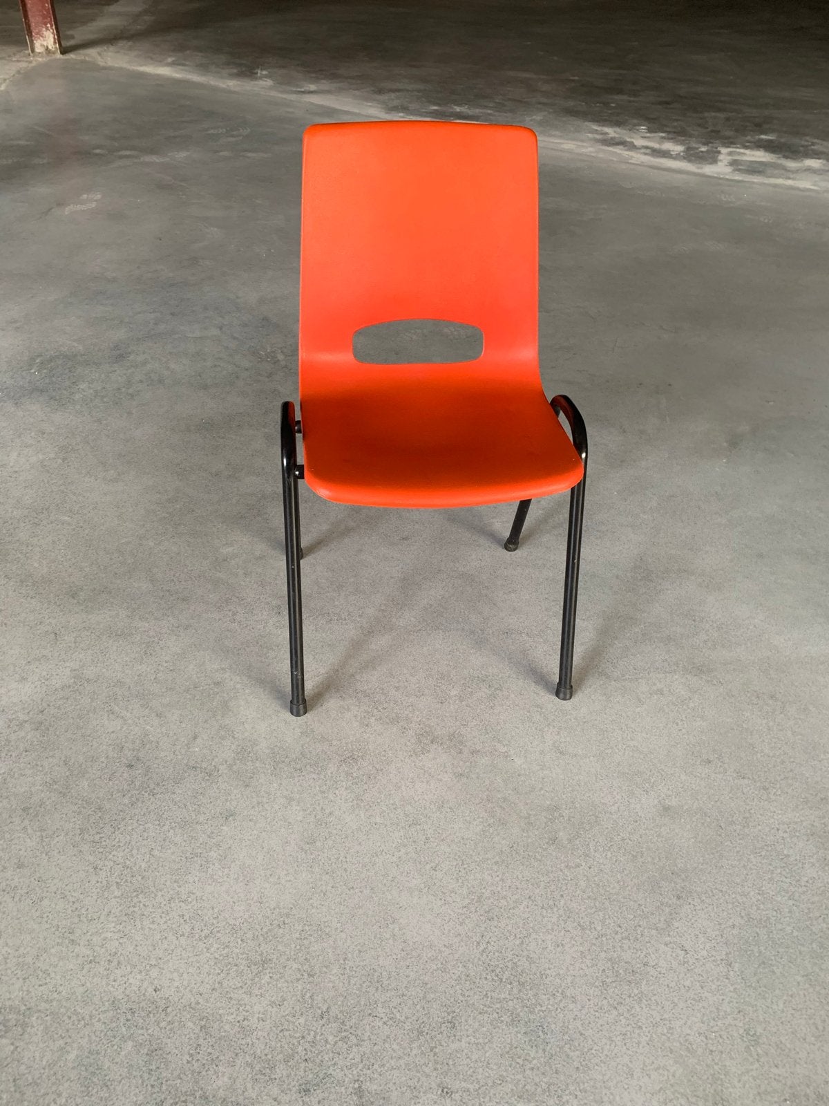 Oranje kunststof stoel met metalen onderstel, Huis en Inrichting, Stoelen, Ophalen, Kunststof, Gebruikt, Overige kleuren