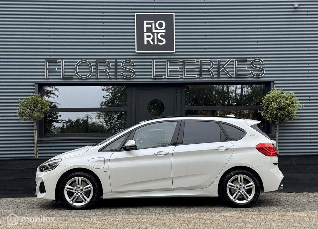 BMW 2-serie Active Tourer 225xe | Pano | Zwart Leer | Trekha, Auto's, Automaat, 136 pk, Gebruikt, Wit