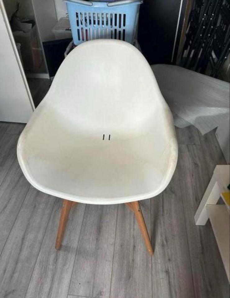 Stijlvolle Witte Kuipstoel met Houten Onderstel Eames-stijl, Ophalen, Gebruikt, Hout
