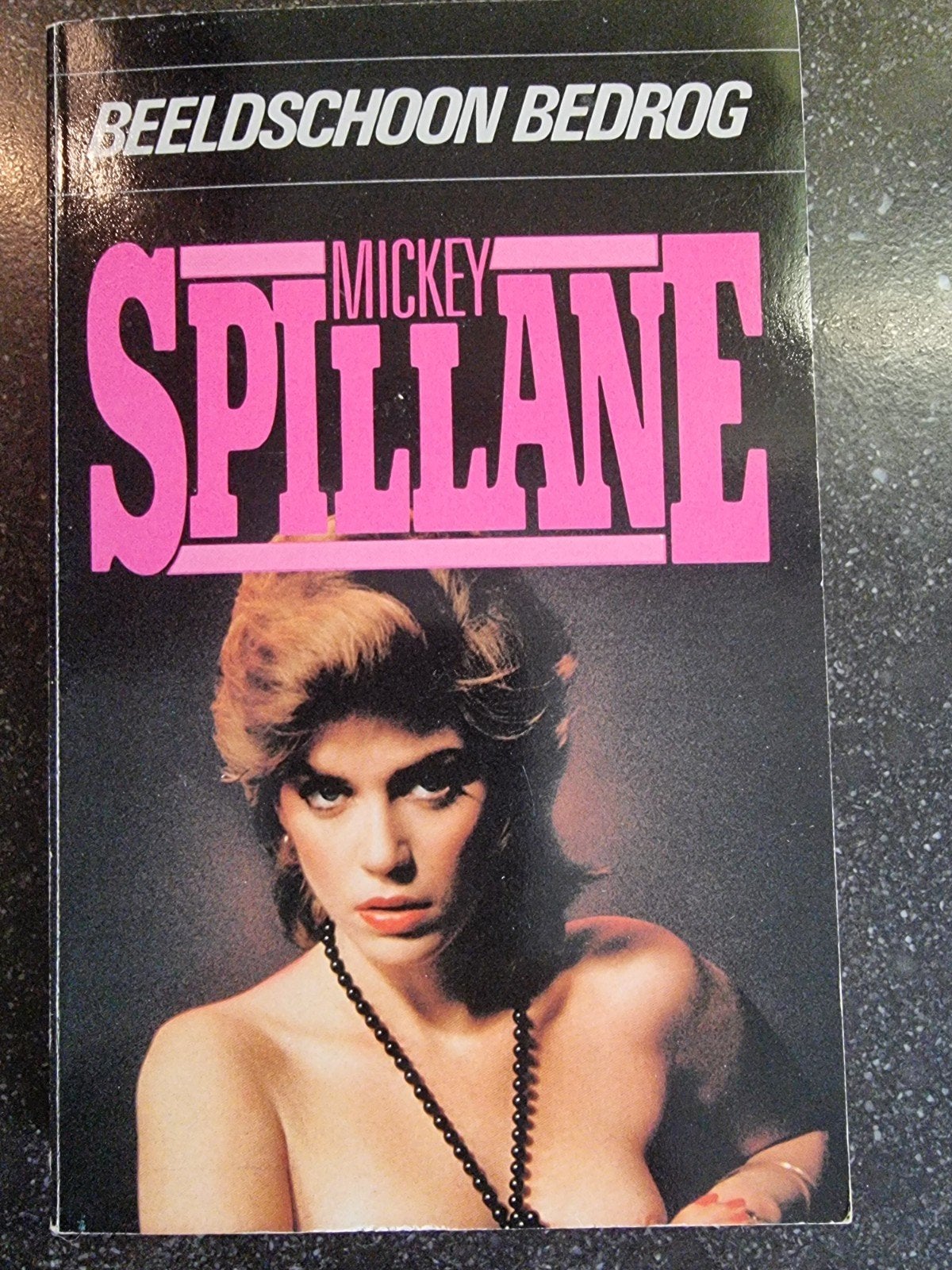 Mickey Spillane - Beeldschoon Bedrog (Uitgeverij Luitingh), Boeken, Verzenden, Gelezen, Mickey Spillane