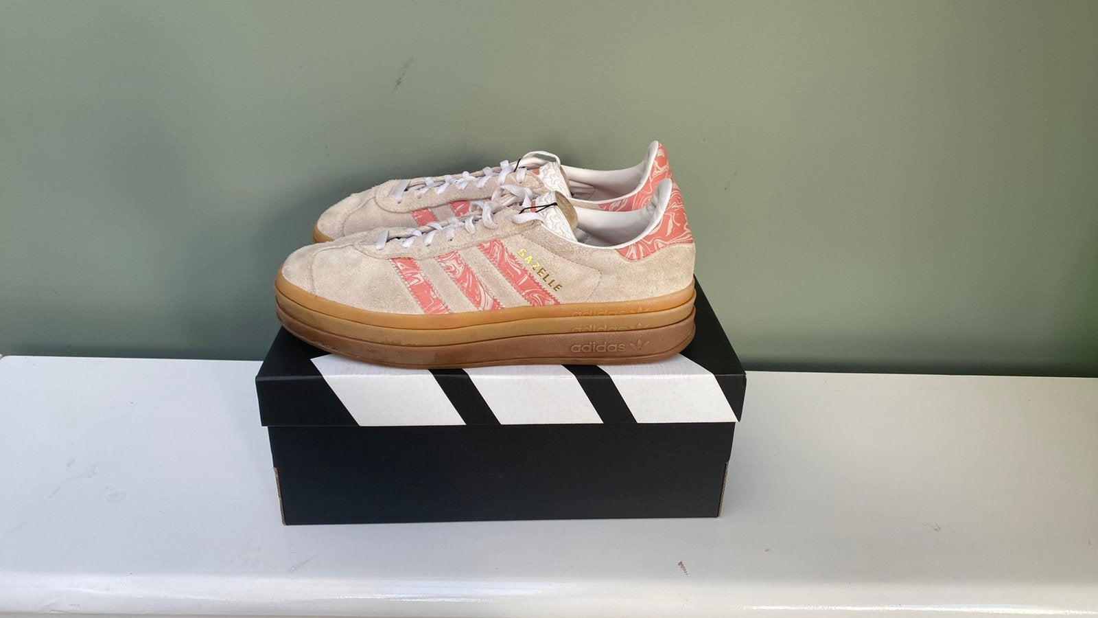 Adidas sneaker met roze strepen en gumzool, Kleding | Heren, Overige kleuren, Overige typen, Ophalen of Verzenden, Zo goed als nieuw