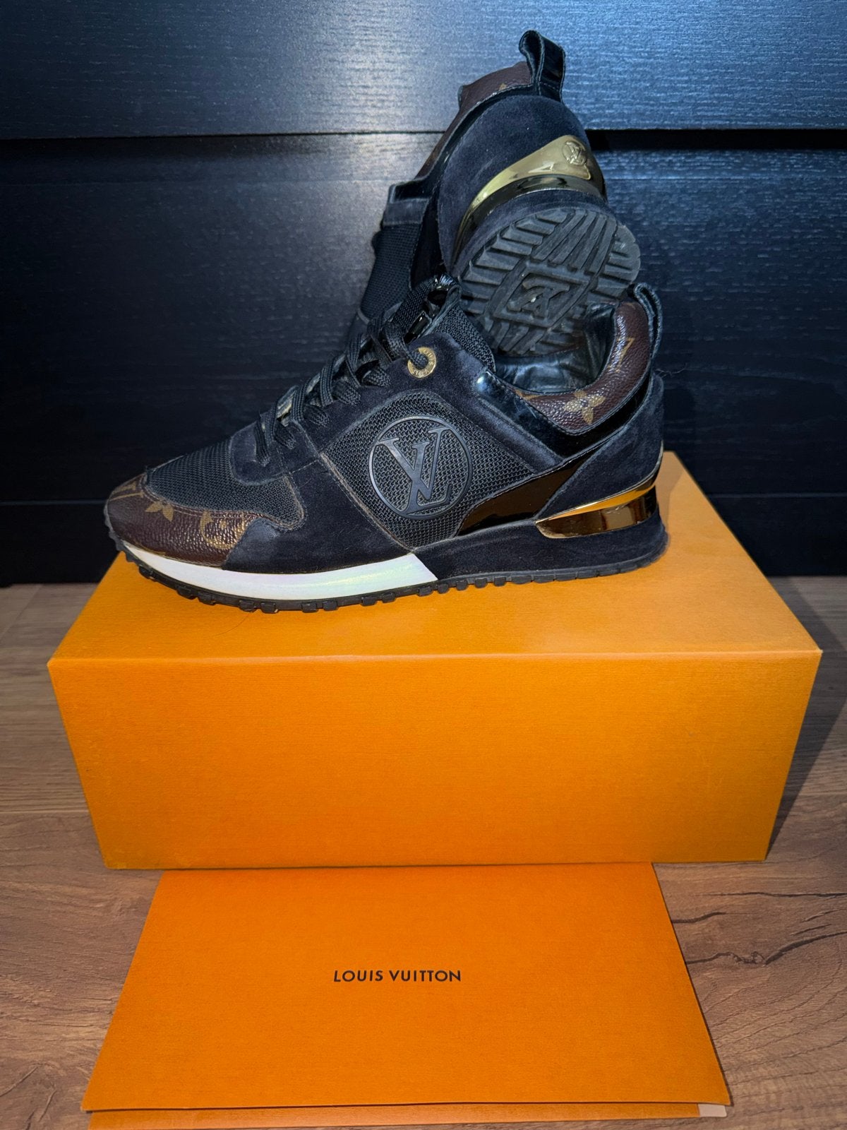 Louis Vuitton Run Away Sneakers Zwart/Goud maat 35,5, Ophalen, Zwart, Sneakers of Gympen, Zo goed als nieuw
