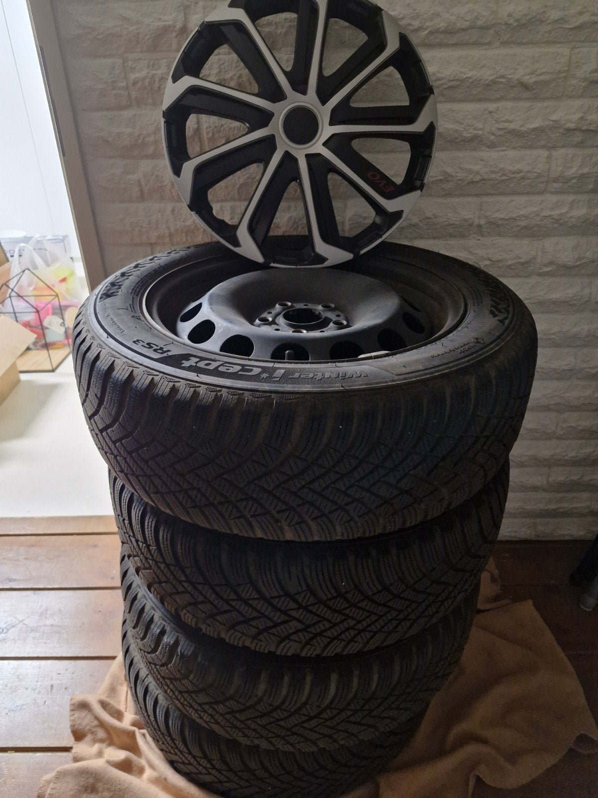 Winterbanden met stalen velgen en wieldoppen 205/55R16, Ophalen, Gebruikt, 16 inch, Banden en Velgen