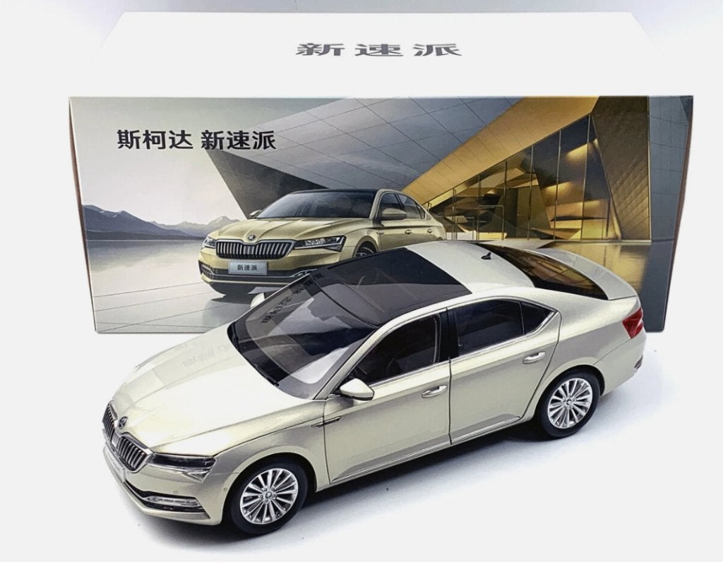 1:18 Skoda New Superb - 2020 - Goud metallic NIEUW!, Hobby en Vrije tijd, Overige merken, Auto, ., Nieuw