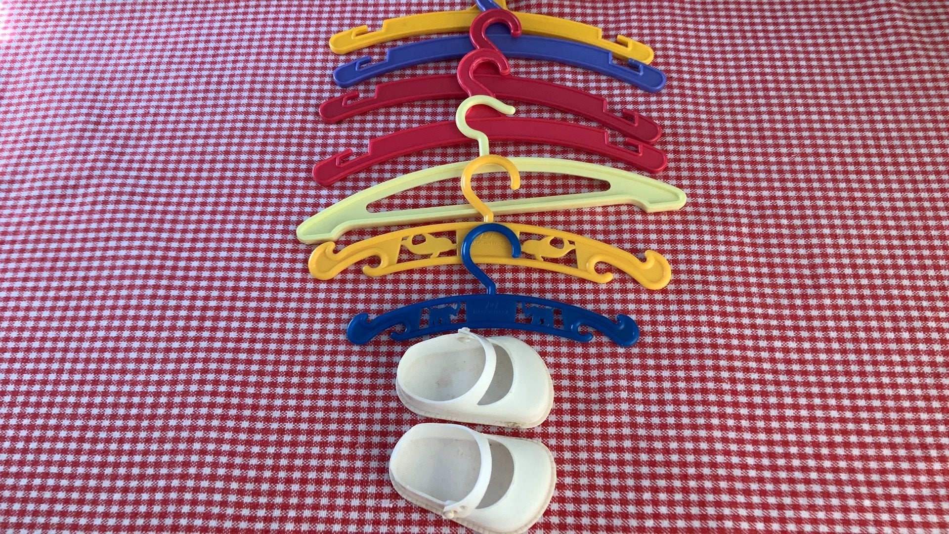 Vintage 7 poppenkleerhangertjes + 1 paar poppenschoentjes, Verzamelen, Poppen, Ophalen of Verzenden, Gebruikt, Overige typen