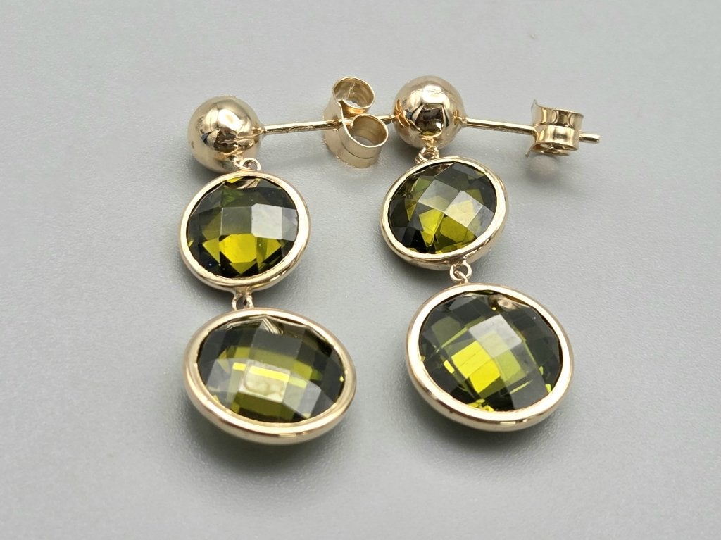 Gouden oorbellen met edelsteen peridot. Nr: 36, Ophalen of Verzenden, Zo goed als nieuw, Met edelsteen, Knopjes of Stekers