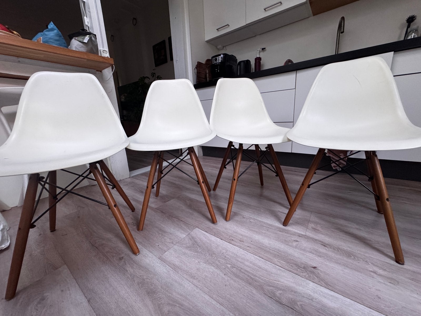 Set van 4 witte stoelen met houten poten, Gebruikt, Wit, Ophalen of Verzenden, Vier