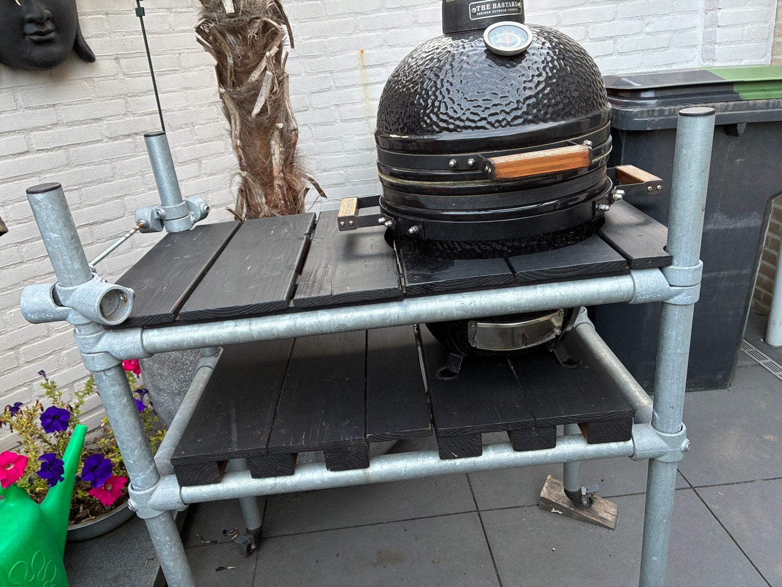 The Bastard Kamado BBQ compact met onderstel, Ophalen, Gebruikt