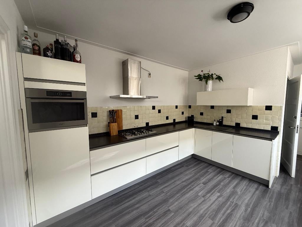 Nette witte hoogglans greeploze keuken+composietGEDEMONTEERD