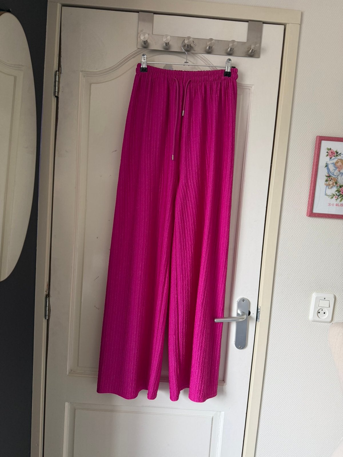 Prachtige fuchsia roze plissé wide leg broek – Maat S (36), Kleding | Dames, Ophalen of Verzenden, Zo goed als nieuw, Roze, Maat 36 (S)