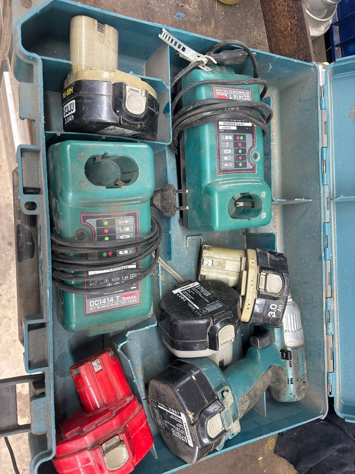 Makita 14,4V slagschroevendraaier met 4 accu's en 2 laders, Doe-het-zelf en Verbouw, Gebruikt, Variabele snelheid, Ophalen of Verzenden