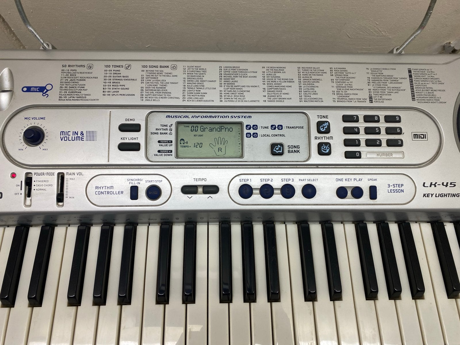 Casio LK-45 Keyboard met Lichttoetsen en Standaard, Muziek en Instrumenten, Ophalen, Casio, Met standaard, 61 toetsen