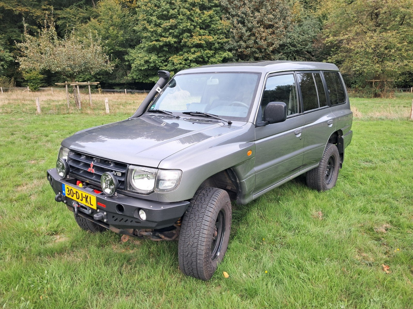 Mitsubishi Pajero 3.0 V6 GLS Long Body AUT 1999 Grijs, Auto's, Zwart, Lederen bekleding, 7 stoelen, Particulier