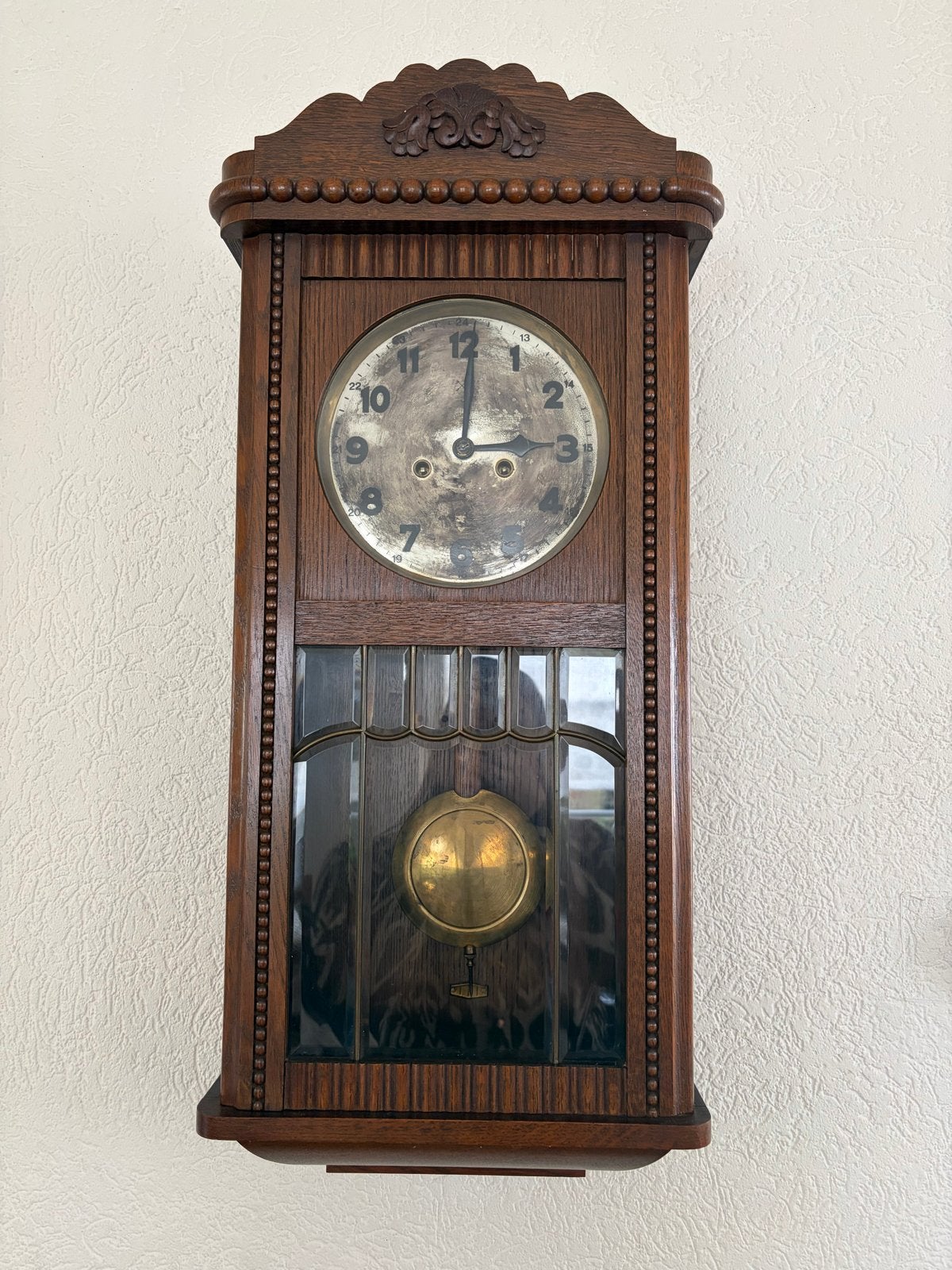 Antieke houten wandklok met slinger, Ophalen