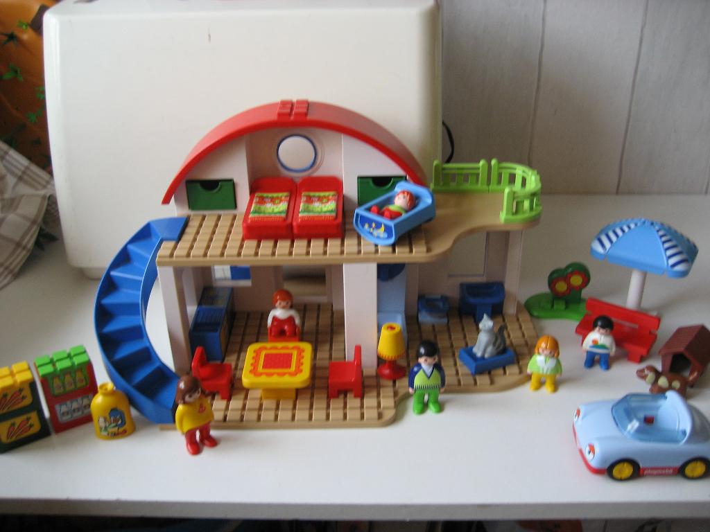 123 playmobil junior groot huis met auto en familie, Kinderen en Baby's, Speelgoed | Playmobil, Ophalen of Verzenden, Zo goed als nieuw
