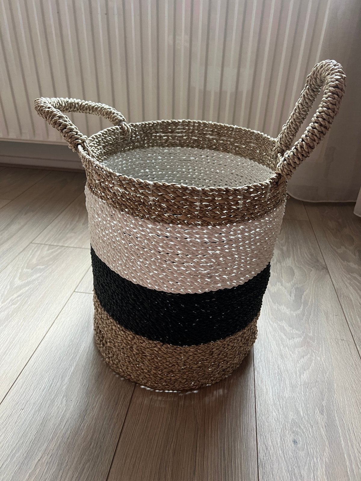 Mand met witte en zwarte streep - De Bosrand, Ophalen of Verzenden, Zo goed als nieuw, Rond, Mand