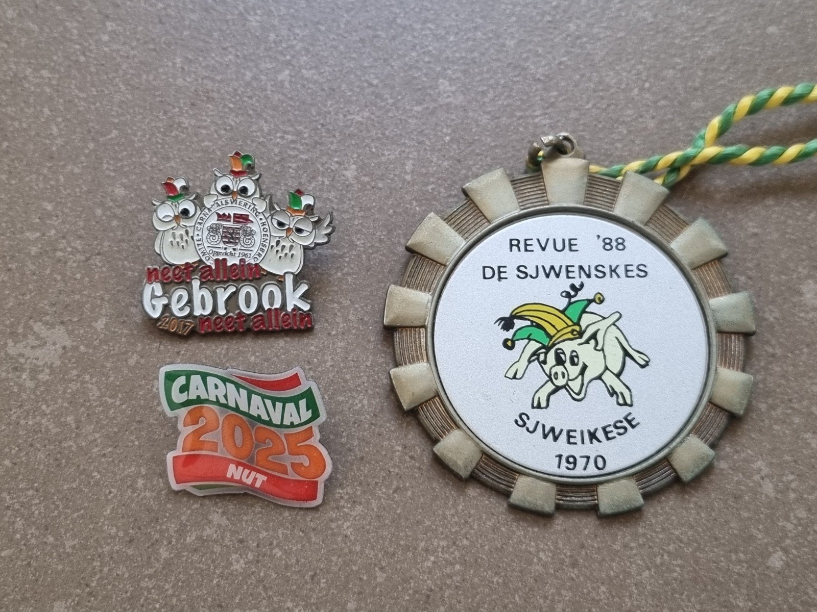 2x Carnavals pin, Gebrook en Nut, Ophalen of Verzenden, Gebruikt, Overige onderwerpen, Speldje of Pin