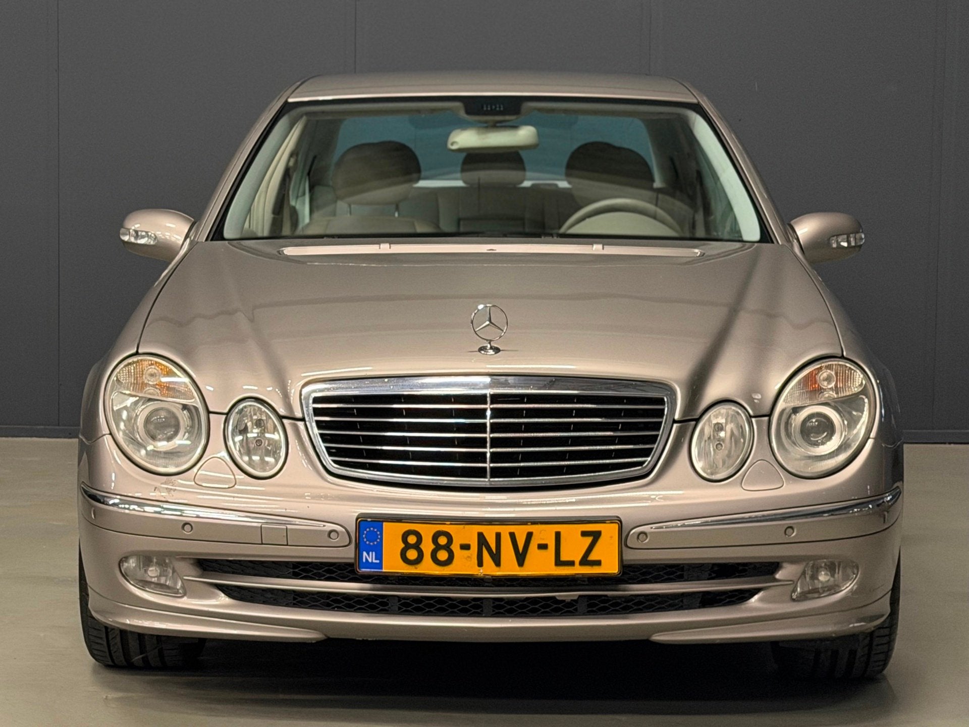Mercedes-Benz E-klasse 200 Kompressor Avantgarde AUTOMAAT LE, Auto's, Dealer onderhouden, Achterwielaandrijving, Gebruikt, Beige