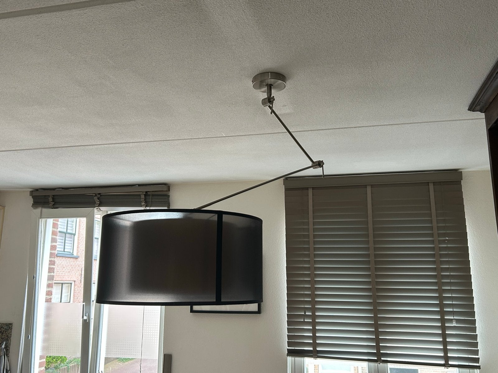 Moderne plafondlamp met verstelbare arm en zwarte kap, Ophalen, Zo goed als nieuw, Metaal, E27 (groot)