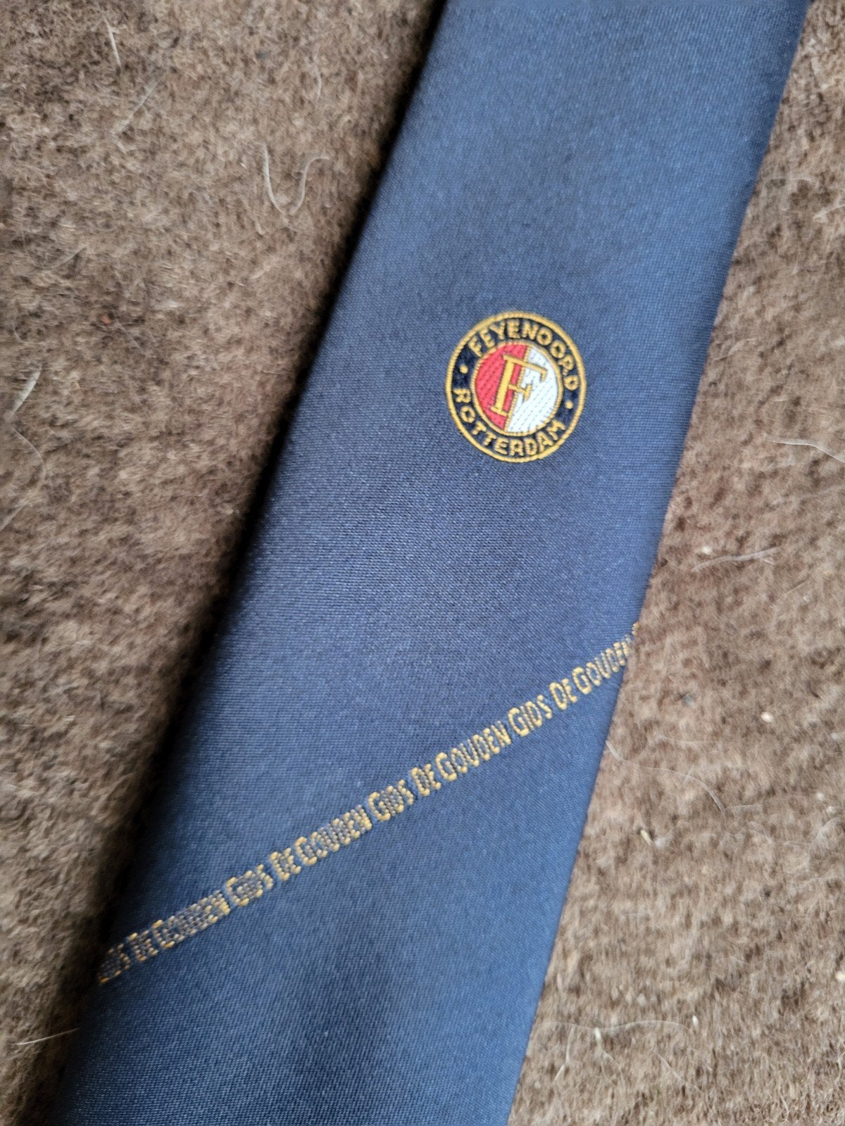 Speciale zeldzame goudengids  stropdas van feyenoord, Blauw, Ophalen of Verzenden, Zo goed als nieuw, Met patroon