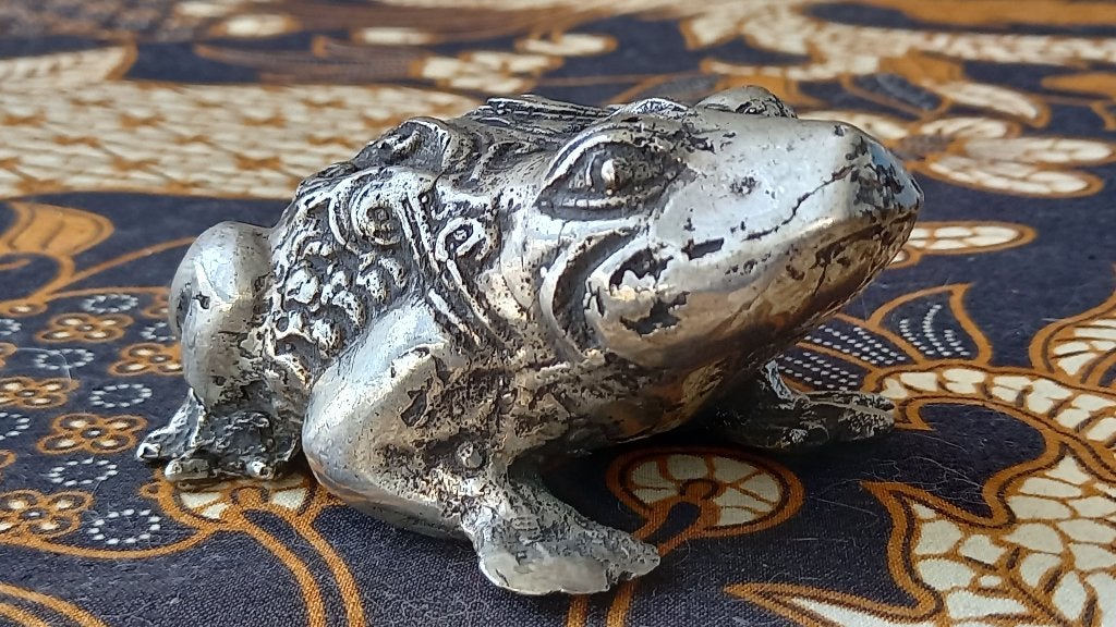 Zwaar oud Chinees zilverbrons beeldje van een kikker 8,8 cm., Antiek en Kunst, Zilver, Handgemaakt, Ophalen of Verzenden, China