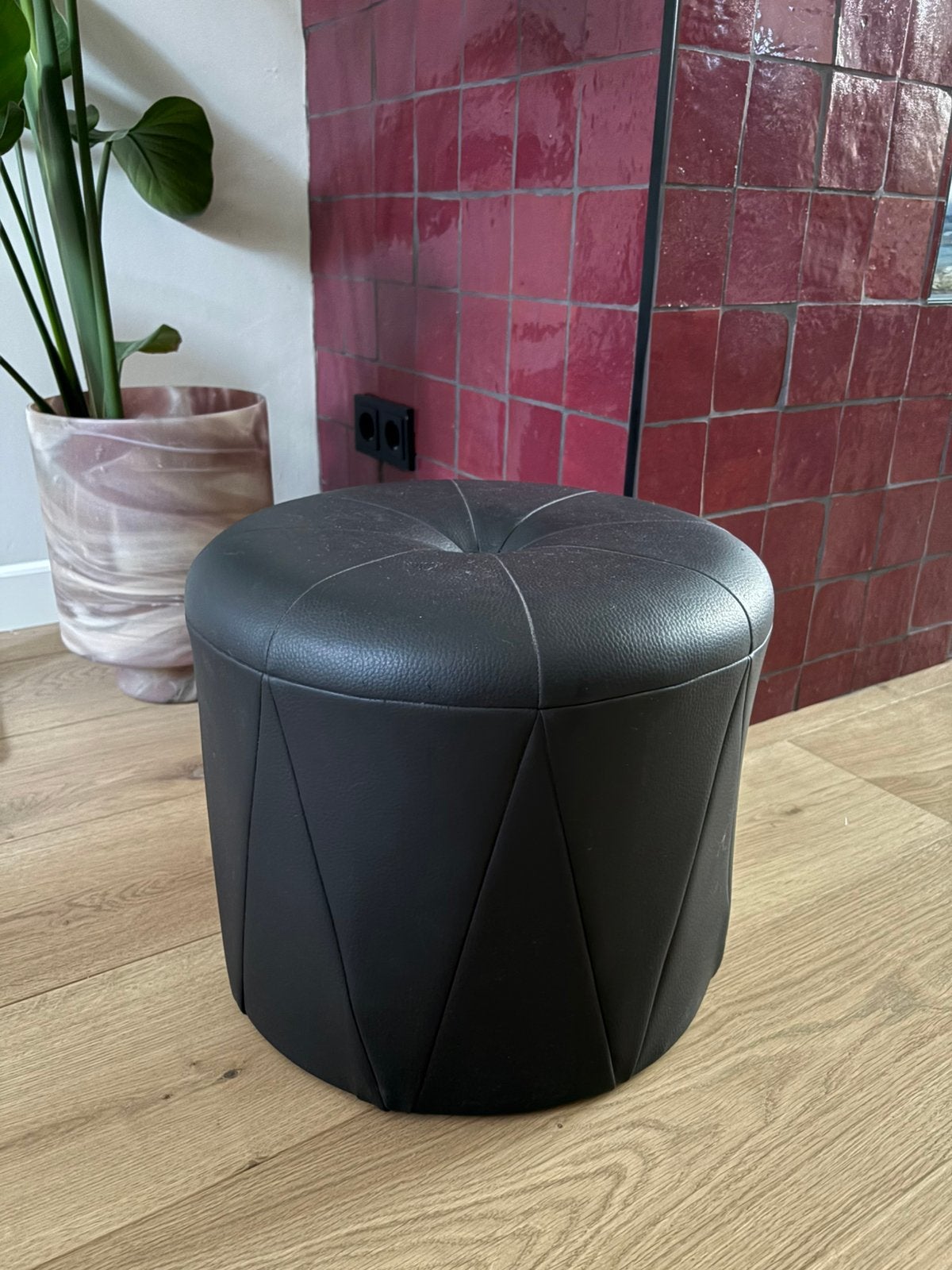 Vintage skai lederen poef zwart, Minder dan 50 cm, Gebruikt, Ophalen of Verzenden, Vintage