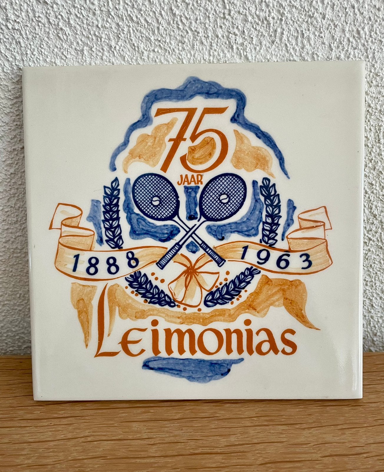 Tegel t.g.v. 75 jaar Leimonias Den Haag, Antiek en Kunst, Ophalen of Verzenden