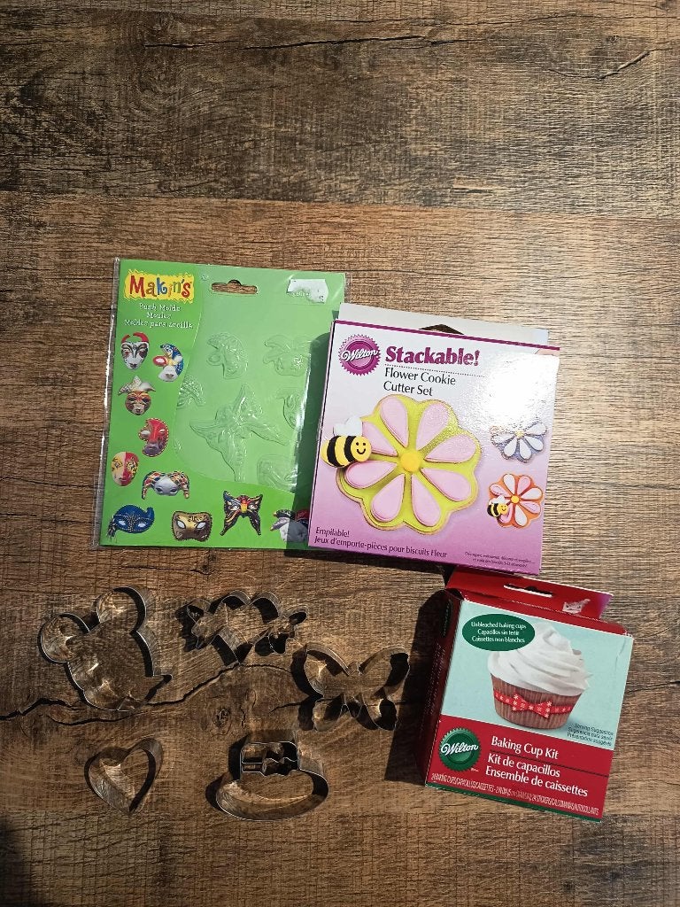 Bakkersset: Koekjesuitstekers, klei/fondantmallen, Huis en Inrichting, Overige typen, Ophalen of Verzenden, Metaal, Overige merken
