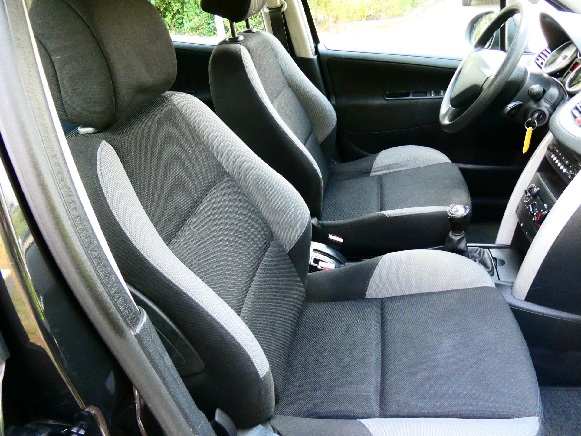 Peugeot 207 1.4-16V Color-line 5-deurs Airco Zuinig APK Juli, Voorwielaandrijving, Stof, 4 cilinders, Origineel Nederlands