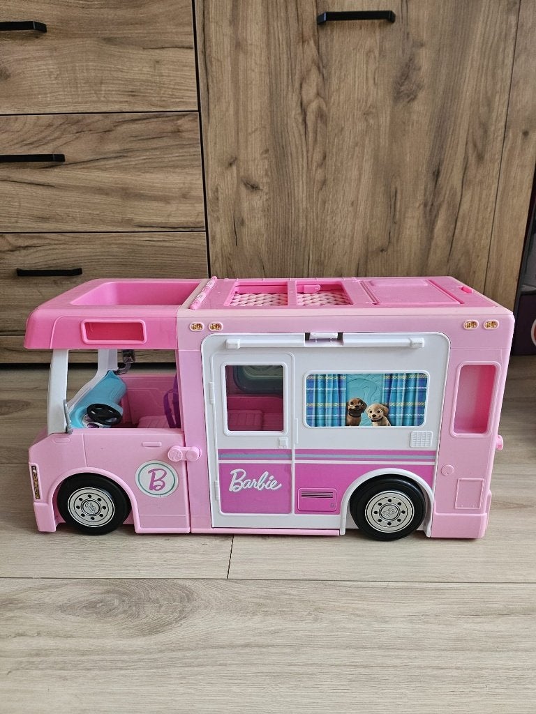 Barbie camper met zwembad + veel accessoires, Kinderen en Baby's, Speelgoed | Poppen, Ophalen, Gebruikt, Barbie