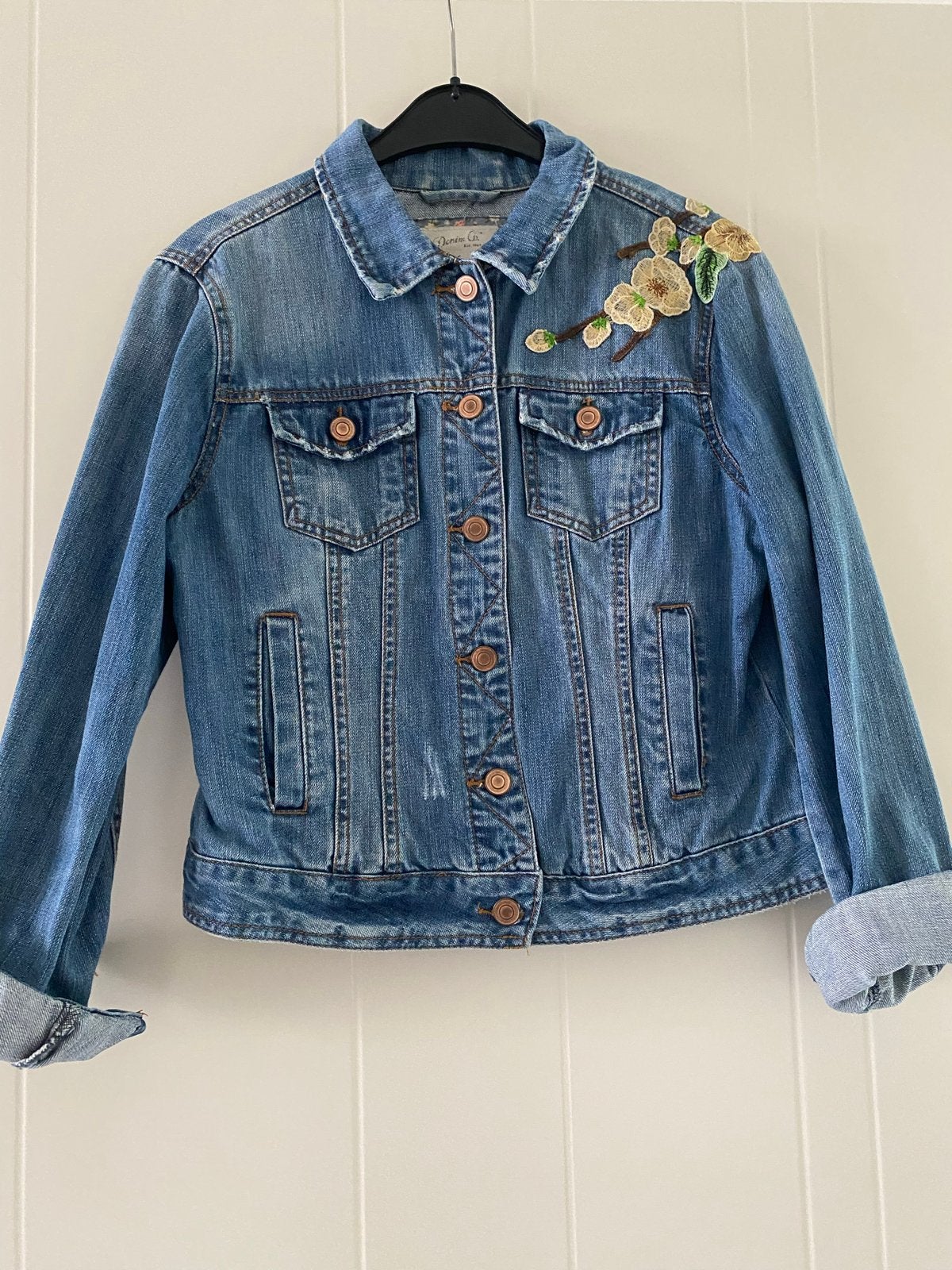 Denim Co. spijkerjack met bloemenaplicatie, Ophalen of Verzenden, Zo goed als nieuw, Maat 38/40 (M), Blauw