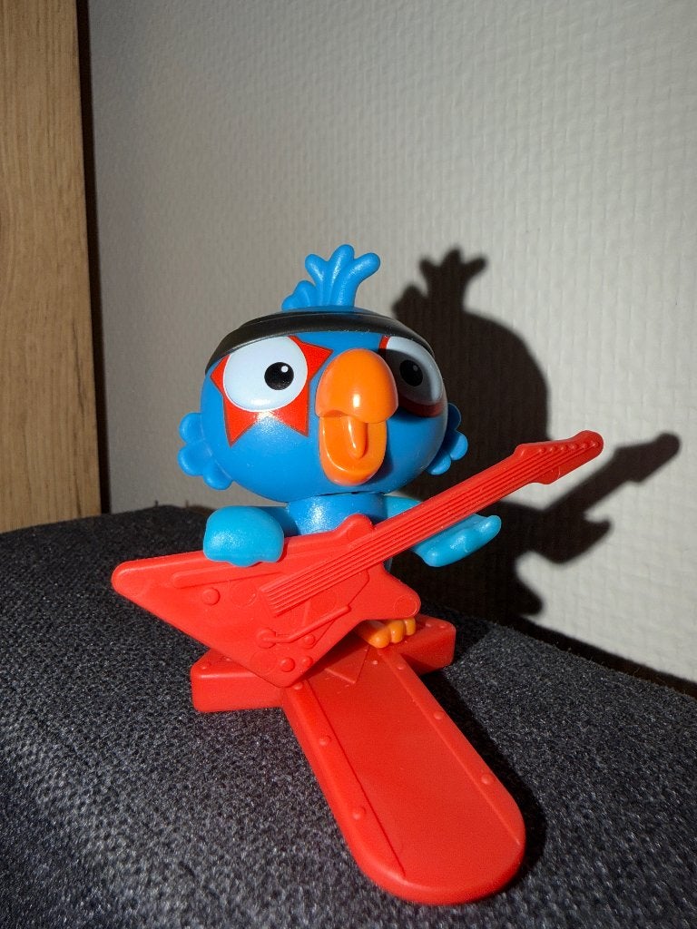 Kinder Surprise Maxi – Blauwe Rocker Papegaai met Gitaar, Ophalen of Verzenden, Zo goed als nieuw
