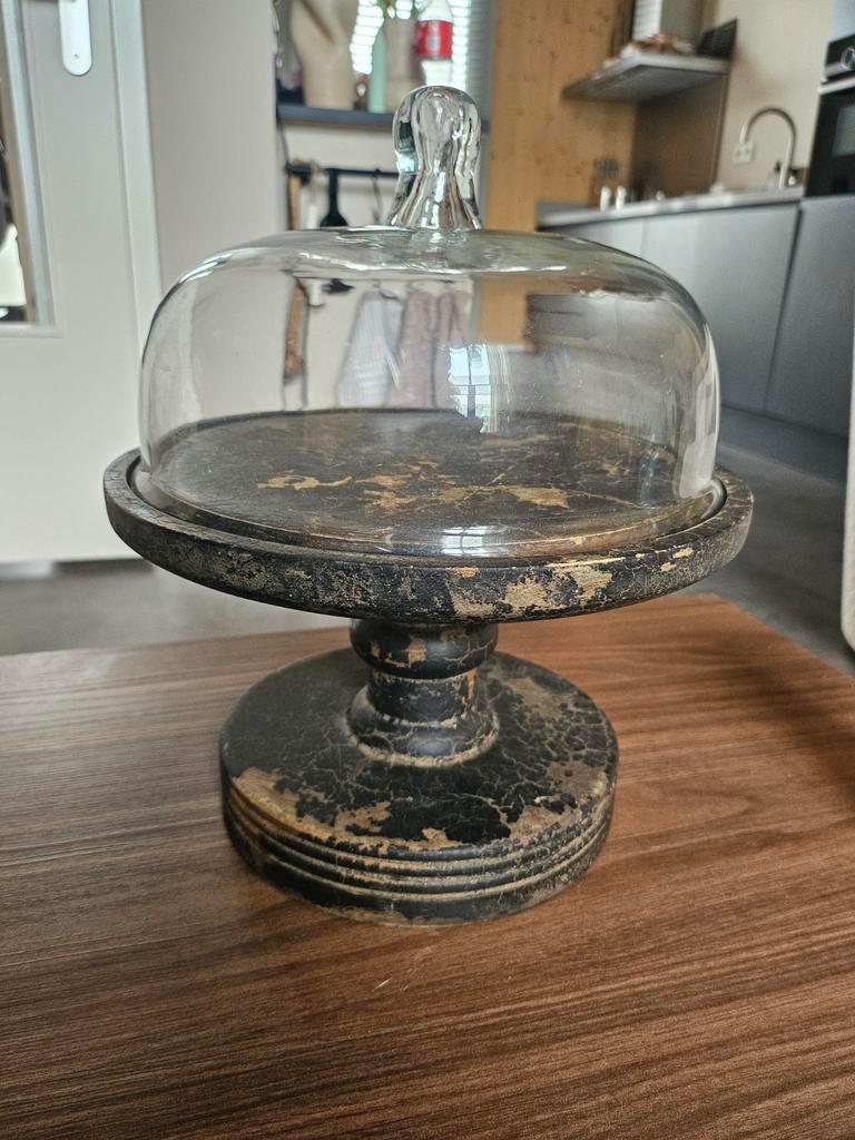 Taartplateau met glazen stolp, Ophalen