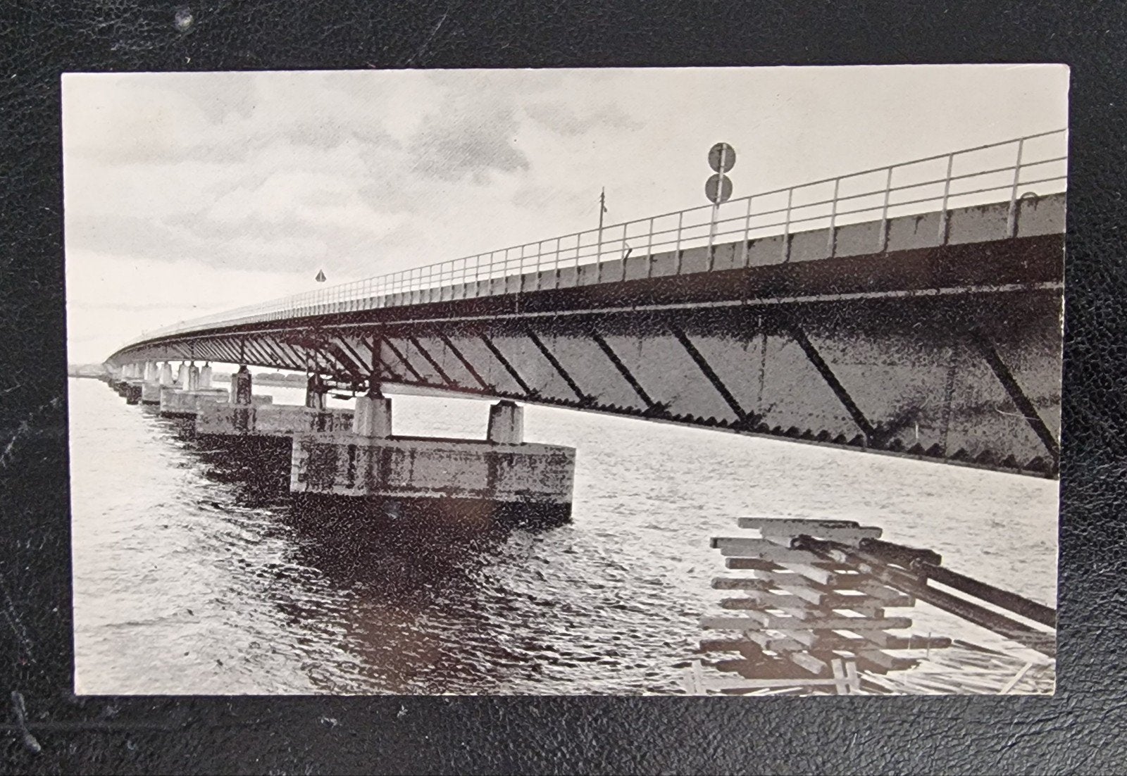 Zeldzame Ansichtkaart Haringvlietbrug - Ongelopen, Verzamelen, Ophalen of Verzenden, 1960 tot 1980, Ongelopen, Zuid-Holland